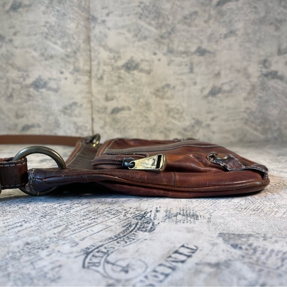 Fossil leather crossbody bag with decorative stitches - Picture 5 of 14